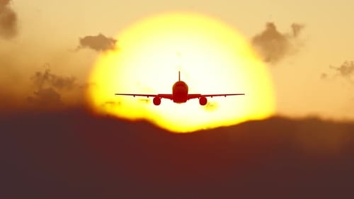 Voando no pôr do sol através do pôr do sol Voando pelas nuvens