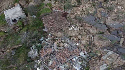 Drohnenaufnahme der zerstörten Siedlung durch die Auswirkungen der Erdrutschzone nach dem Erdbeben