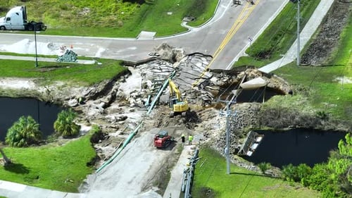 Luftbild des Wiederaufbaus einer beschädigten Straßenbrücke, die nach dem Waschen des Hochwassers durch einen Fluss zerstört wurde