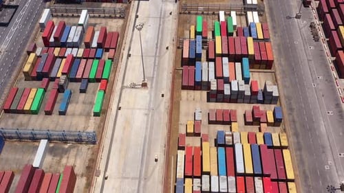 Transtainer Dock, Luftbild von mit mobilen Portalkranen gestapelten Schiffscontainern