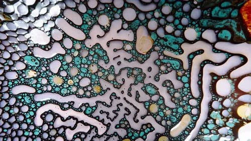 plan de motifs liquides colorés formant des formes abstraites tourbillonnantes en mouvement