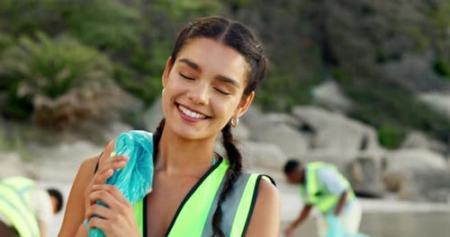Rostro, océano y mujer con bolsa de basura, voluntariado y sostenibilidad con el día de la tierra