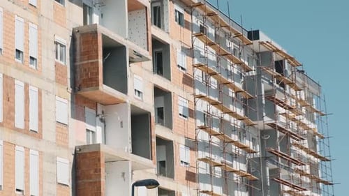 Fachada de edificio residencial con andamios en construcción Arquitectura de fondo abstracto