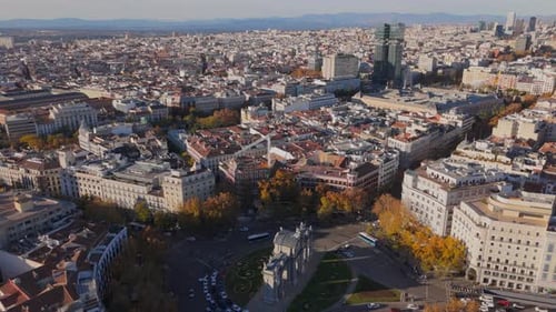 Vistas aéreas deslumbrantes da Puerta De Alcala em Madri, Espanha, capturadas lindamente ao pôr do sol