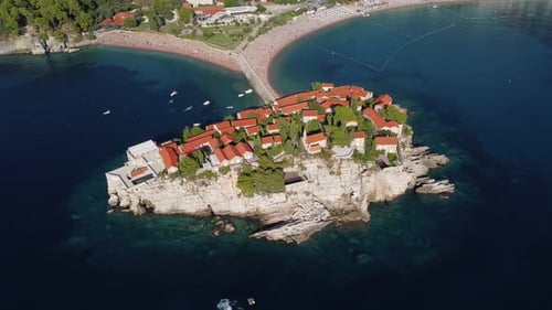 Vista aérea da ilha de Sveti Stefan e da costa em um lindo dia de verão, Montenegro, a partir de um drone voador