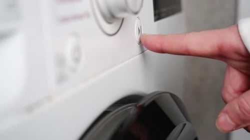 Drücken Sie den Netzschalter an der Waschmaschine mit dem Finger