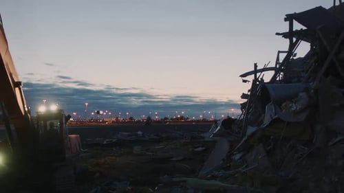 Une excavatrice fonctionne sur l'immense site de démolition d'un stade de hockey