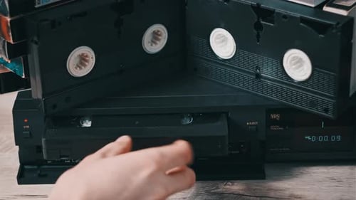 Inserte el casete VHS en el reproductor de vídeo VCR