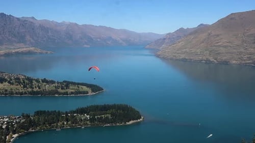 Gleitschirmfliegen über einen See in Neuseeland aus der Luft