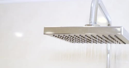 Eine Nahaufnahme des Wassers, das vom Duschkopf in den Bach stürzt