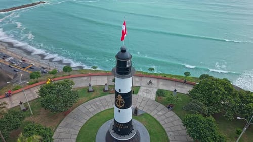 Vista aérea panorámica del faro naval en la impresionante costa de Lima