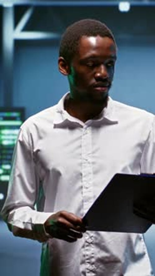 Engenheiro de Vídeo Vertical Faz Manutenção no Data Center