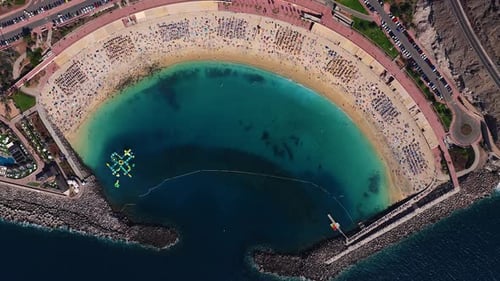 Vista aérea de Playa Anfi Del Mar, Gran Canaria, Crescent Beach y muelle