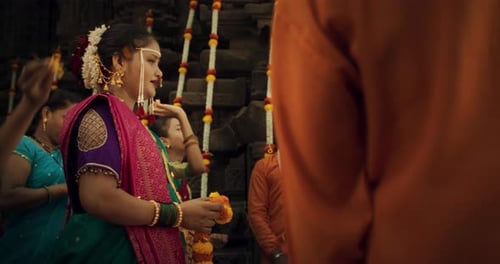 Filmagem autêntica em câmera lenta dos costumes tradicionais de casamento indianos: noivo e noiva sendo