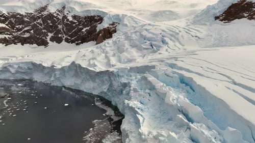 Arktische Gletscher und Meer im Winter, Luftaufnahme