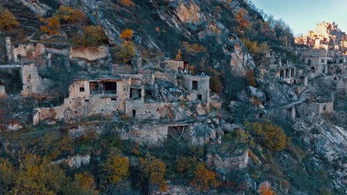 Vista aérea de belos lugares turísticos e da natureza com a montanha do Daguestão