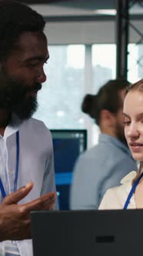 Vídeo vertical: ingeniera y compañera de trabajo codificando algoritmos de inteligencia artificial para solucionar problemas de software