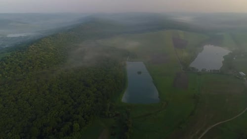 vue aérienne d'une île avec un pont en bois au lever du soleil