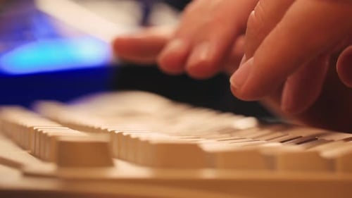 Hombre trabajando y jugando en una computadora retro, ingeniero de TI con una computadora antigua en casa usando una vieja