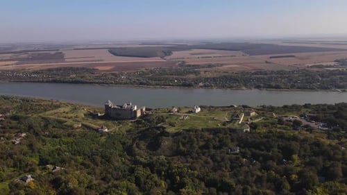Panoramaaufnahme der erhaltenen mittelalterlichen Festungsburg von Khotyn am Dnister aus der Luft