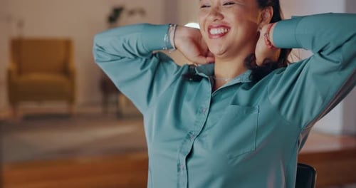 Femme, sourire et étirement au bureau de nuit pour se détendre après un projet facile et le respect des délais