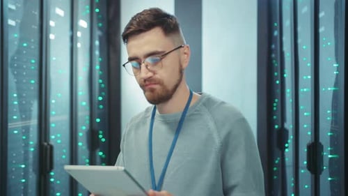 Un technicien de centre de données est chargé de surveiller et de garantir le fonctionnement optimal des serveurs