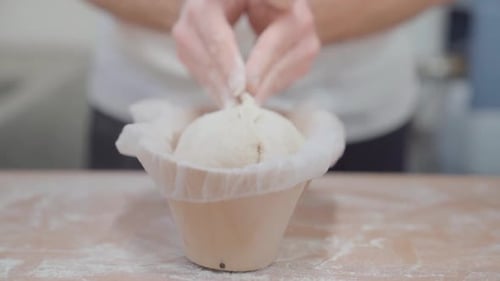 Brotlaibformungsprozess in der Bäckerei, Nahaufnahme an den Händen des Bäckers