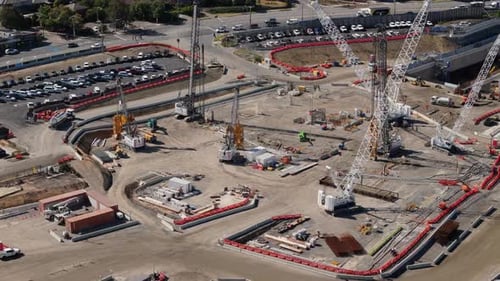 Pase aéreo sobre pilotes y grúas en el sitio de construcción del túnel.