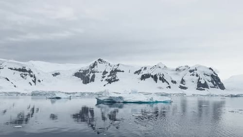 Un immense glacier séparatiste passe dans l'océan Austral au large des côtes de l'Antarctique