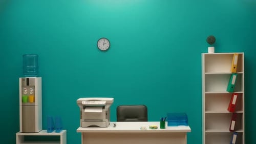 Innenraum eines modernen Büros in Blautönen mit einem Drucker auf dem Desktop Das Büro ist ausgestattet mit