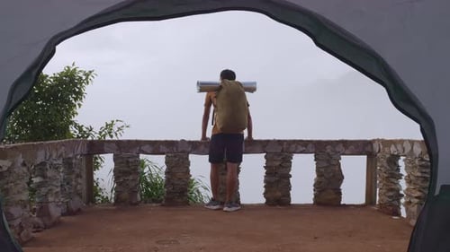 Um homem da tenda, vista da montanha