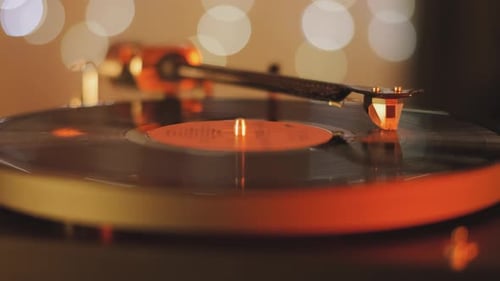 Eine Schallplatte dreht sich im modernen Grammophon-Musikplayer und spielt eine alte Disco-Nahaufnahme von