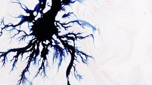 Tinte tropft und verteilt sich auf weißer Oberfläche 20