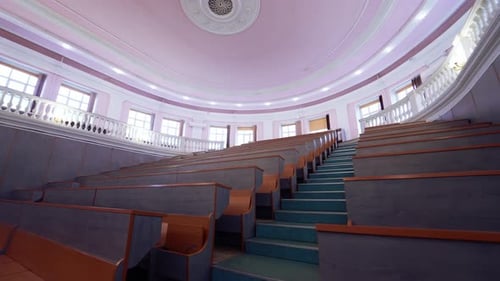 Sala educativa sin nadie. Auditorio vacío con escritorios de madera
.