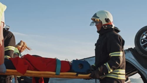 Na cena do acidente de trânsito: equipe de resgate de bombeiros retira vítima feminina da lista