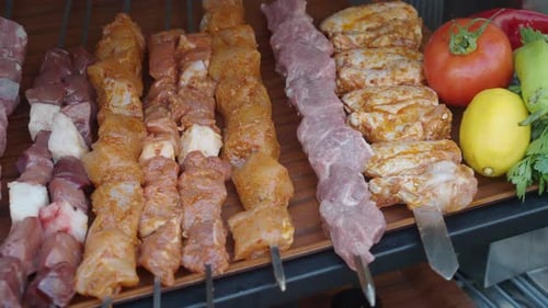 Ein Tablett mit Kebabs mit Fleisch und Gemüse — ein köstliches Gericht auf dem Tisch