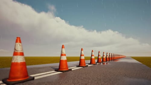 Conos de tráfico en la carretera: paisaje meteorológico tormentoso