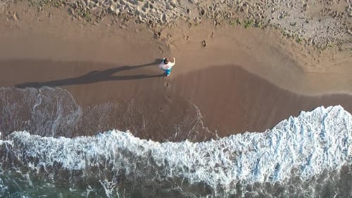 Mann geht am Strand spazieren