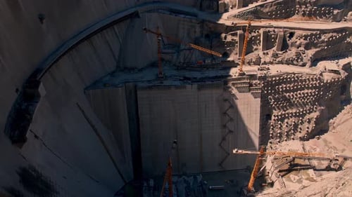 Baumaschinen, die im Damm arbeiten