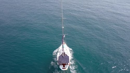 Weiße Segelyacht auf Kreuzfahrt im Mittelmeer