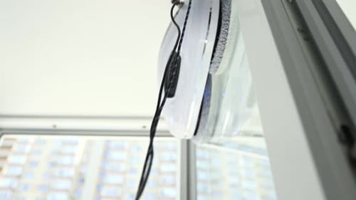 Moderner automatischer Roboter-Fensterputzer wäscht Fenster
