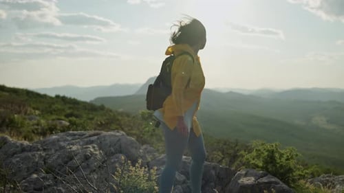 Liberté et victoire : la jeune fille a conquis le sommet de la montagne