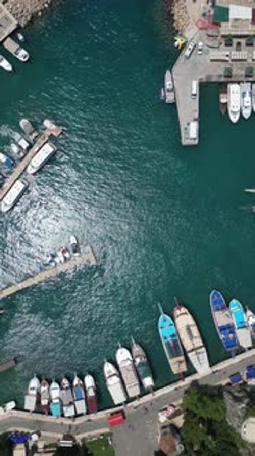 Luftbild hoch über der Küste und einem kleinen Yachthafen in der Stadt Antalya, Türkei