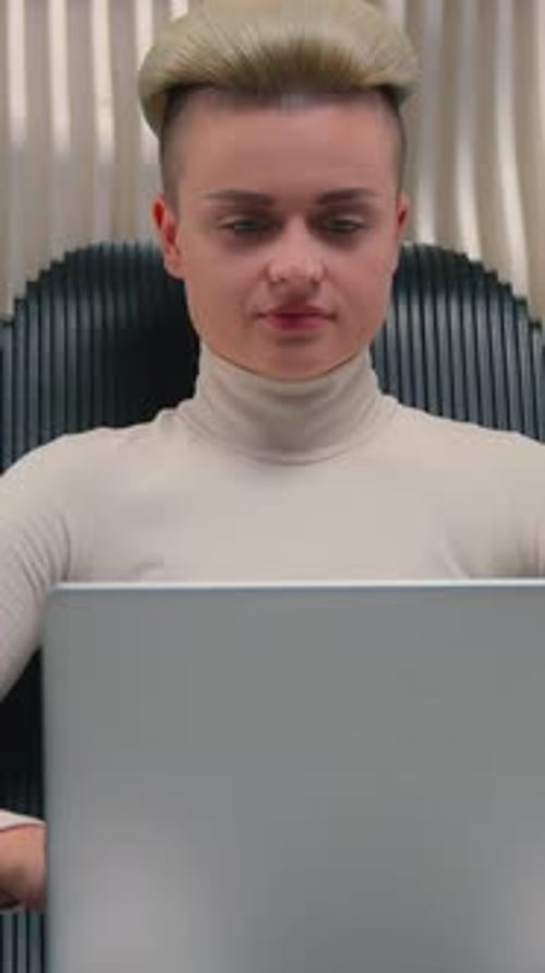 Femme caucasienne calme, fille, utilisatrice, tapant un ordinateur portable assis sur une chaise, ordinateur PC en studio blanc