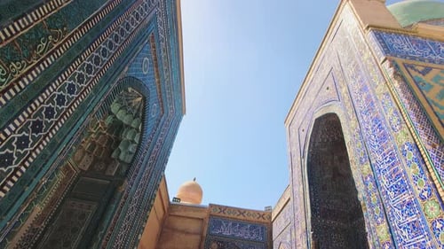 Belle architecture artistique dans le mausolée de Shah I Zindas