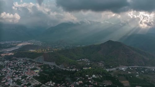 Images filmées Drone de la ville au pied des montagnes verdoyantes