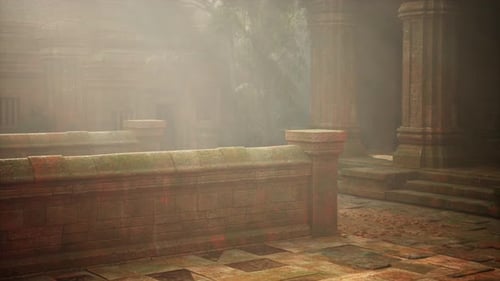 Alter Maya-Tempel im Dschungelnebel