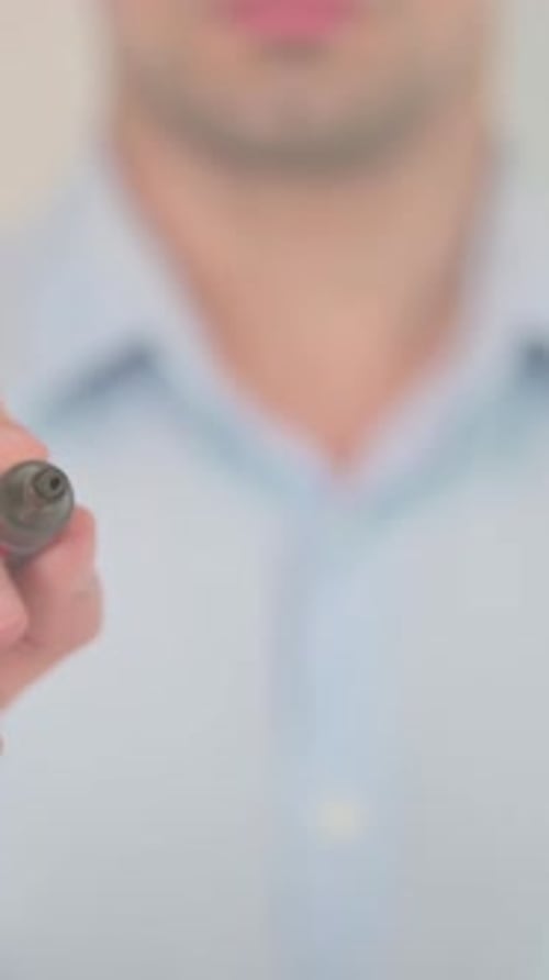 USB, Mann schreibt auf transparentem Bildschirm, vertikales Video