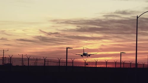 Großes Passagierflugzeug, das vor einem wunderschönen Sonnenuntergang startet.