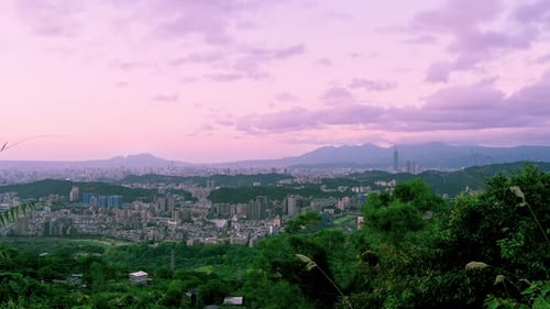 Edifícios, árvores, montanhas e nuvens pintaram a paisagem urbana romântica ao entardecer.